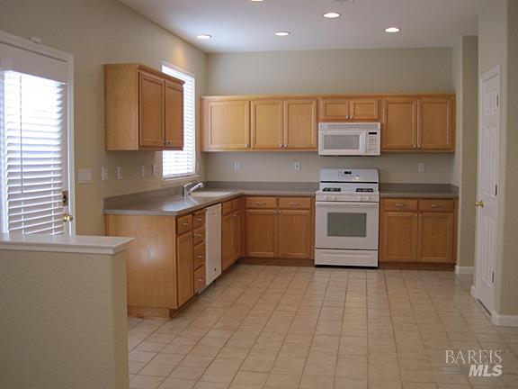 Detail Gallery Image 2 of 9 For 111 Chimney Rock Ct, Vacaville,  CA 95687 - 3 Beds | 2/1 Baths