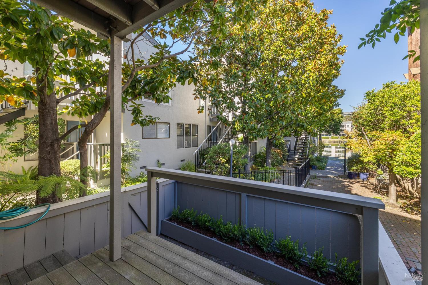 Detail Gallery Image 10 of 27 For 505 Larkspur Plaza Dr #9,  Larkspur,  CA 94939 - 2 Beds | 1 Baths
