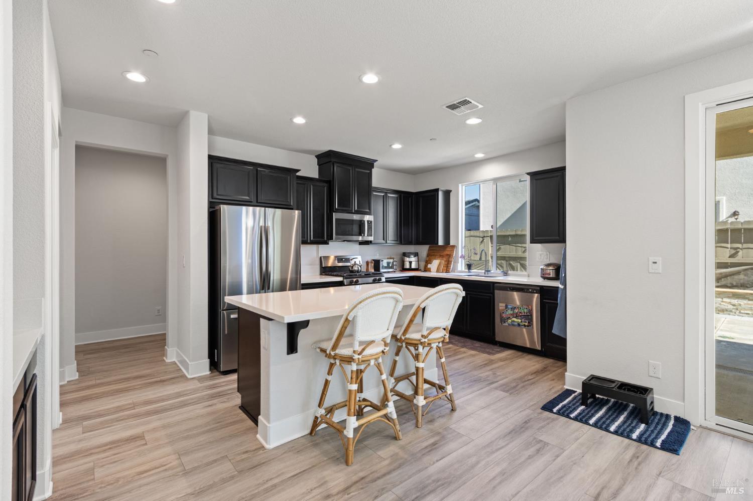 Detail Gallery Image 8 of 27 For 845 Cosmos Dr, Vacaville,  CA 95687 - 4 Beds | 3 Baths