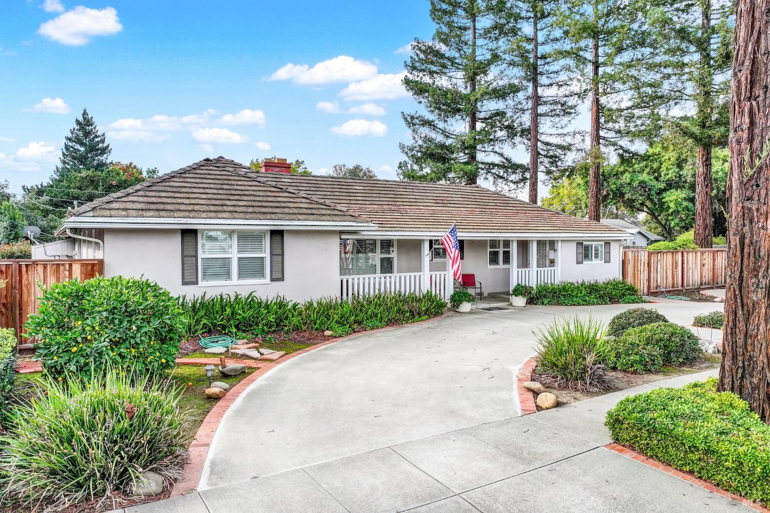 Detail Gallery Image 2 of 79 For 689 W C St, Dixon,  CA 95620 - 3 Beds | 3 Baths