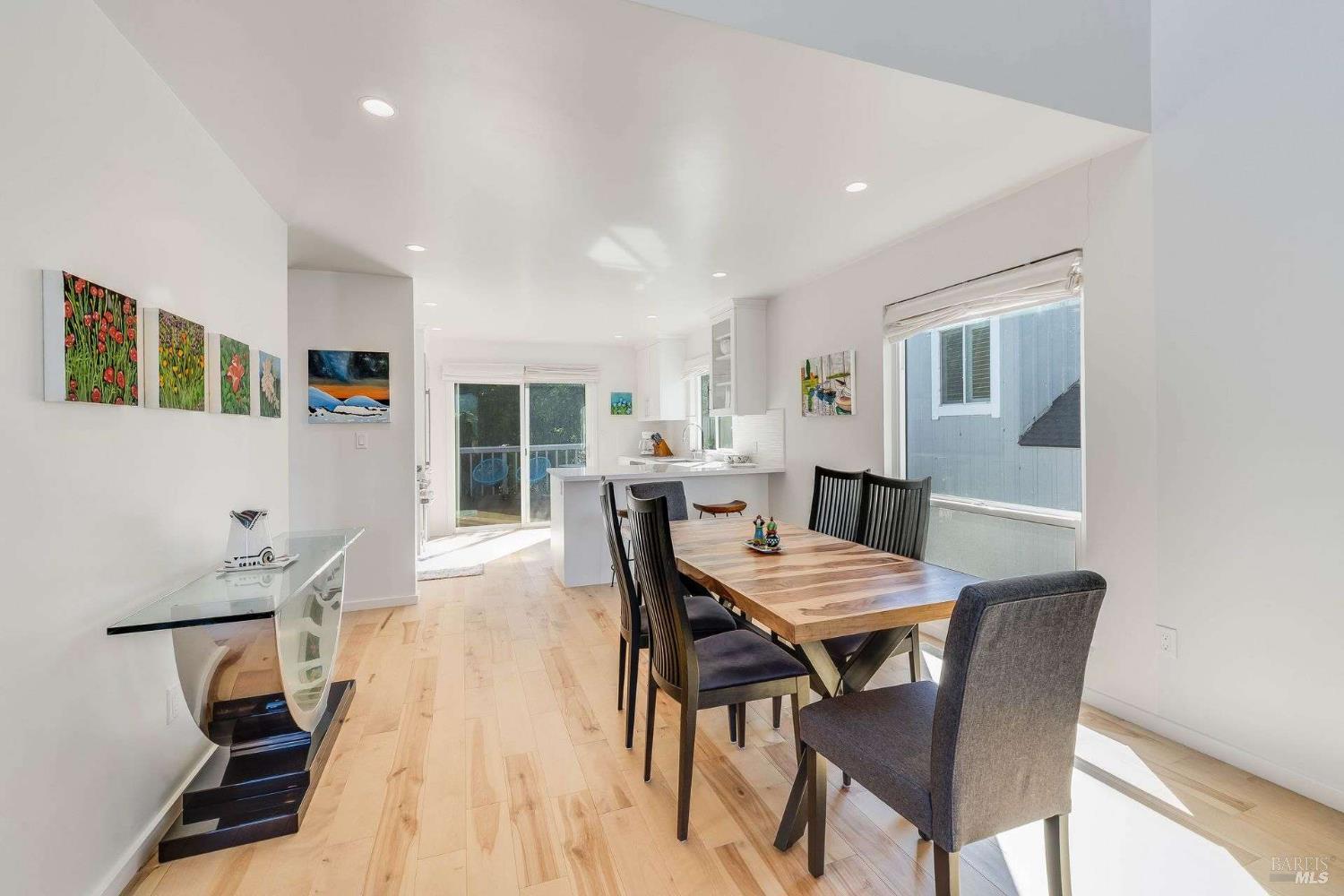 Detail Gallery Image 7 of 34 For 43 Marin Ave, Sausalito,  CA 94965 - 3 Beds | 2/1 Baths