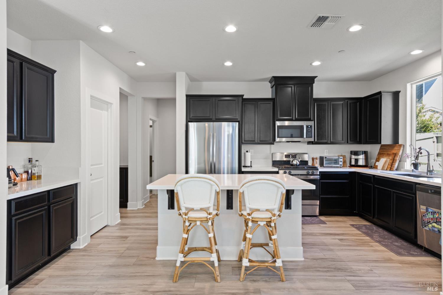 Detail Gallery Image 9 of 27 For 845 Cosmos Dr, Vacaville,  CA 95687 - 4 Beds | 3 Baths