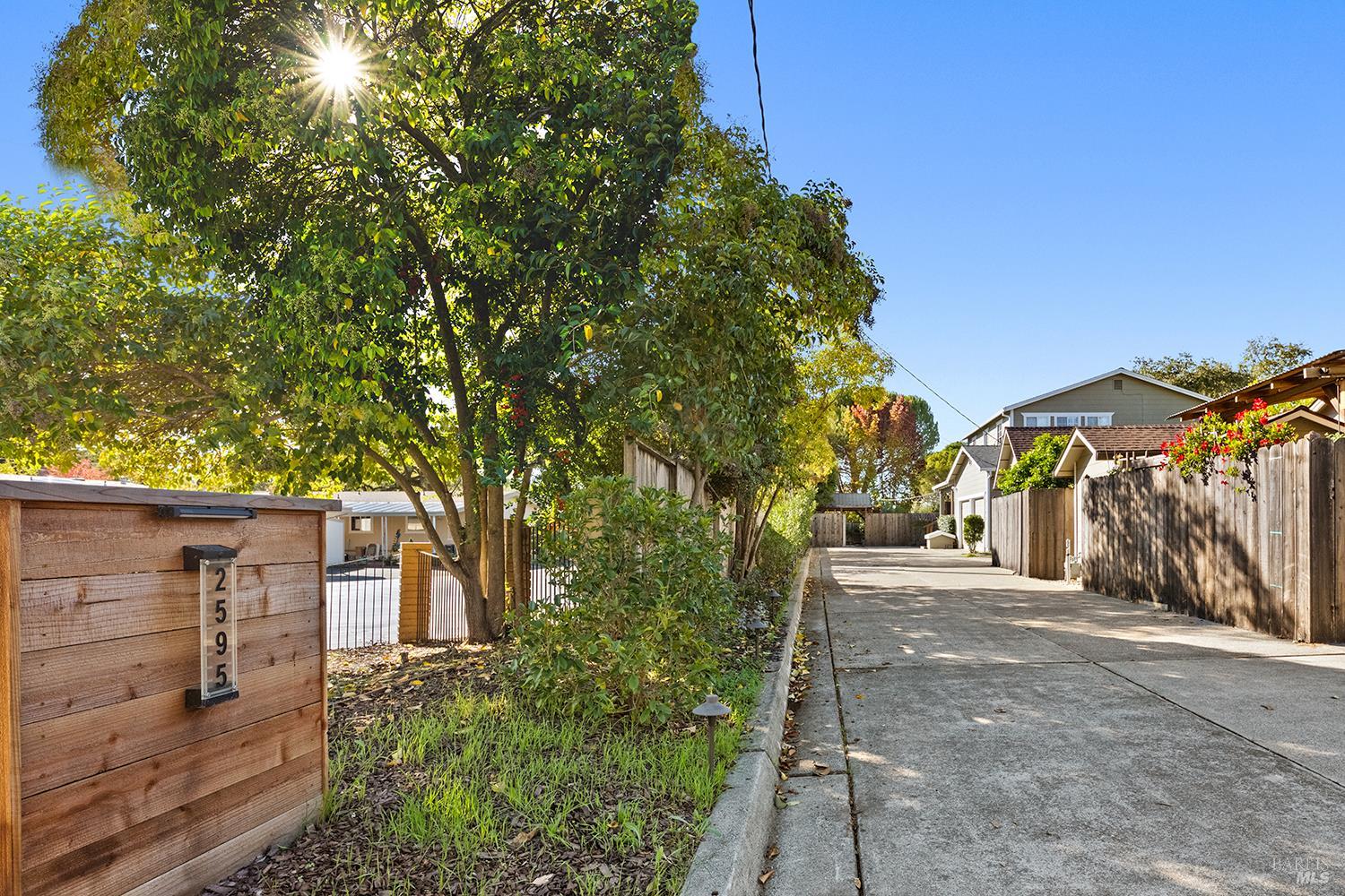 Detail Gallery Image 3 of 39 For 2595 Hardies Ln, Santa Rosa,  CA 95403 - 3 Beds | 2/1 Baths