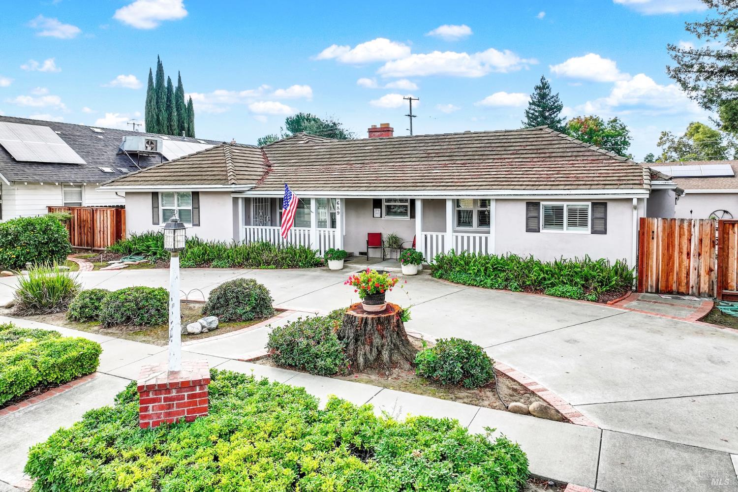 Detail Gallery Image 3 of 79 For 689 W C St, Dixon,  CA 95620 - 3 Beds | 3 Baths