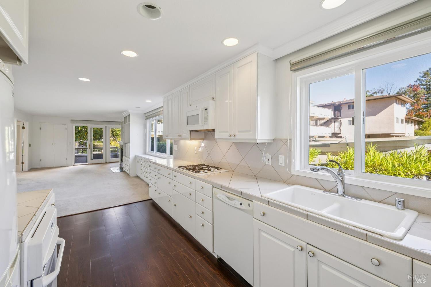 Detail Gallery Image 11 of 27 For 505 Larkspur Plaza Dr #9,  Larkspur,  CA 94939 - 2 Beds | 1 Baths