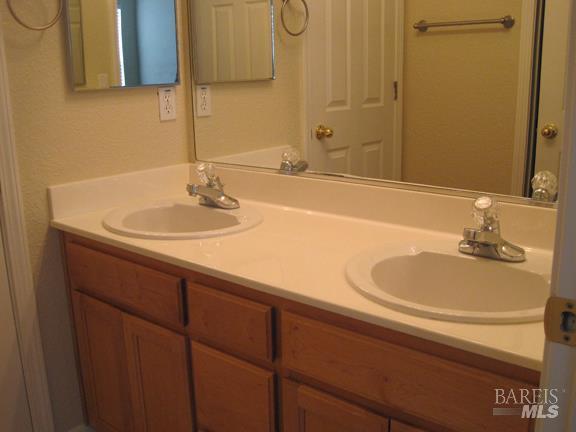 Detail Gallery Image 7 of 9 For 111 Chimney Rock Ct, Vacaville,  CA 95687 - 3 Beds | 2/1 Baths