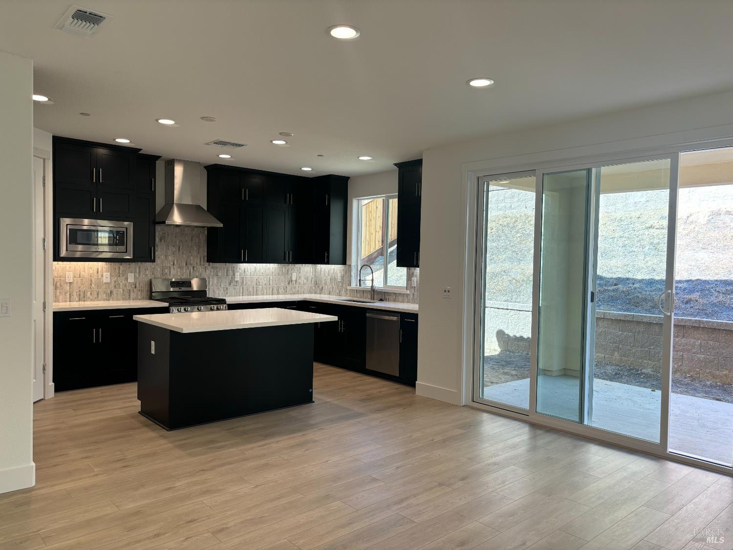 Detail Gallery Image 3 of 5 For 227 Echols Dr, Martinez,  CA 94553 - 4 Beds | 3 Baths