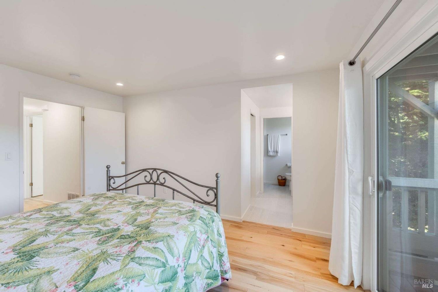 Detail Gallery Image 17 of 34 For 43 Marin Ave, Sausalito,  CA 94965 - 3 Beds | 2/1 Baths