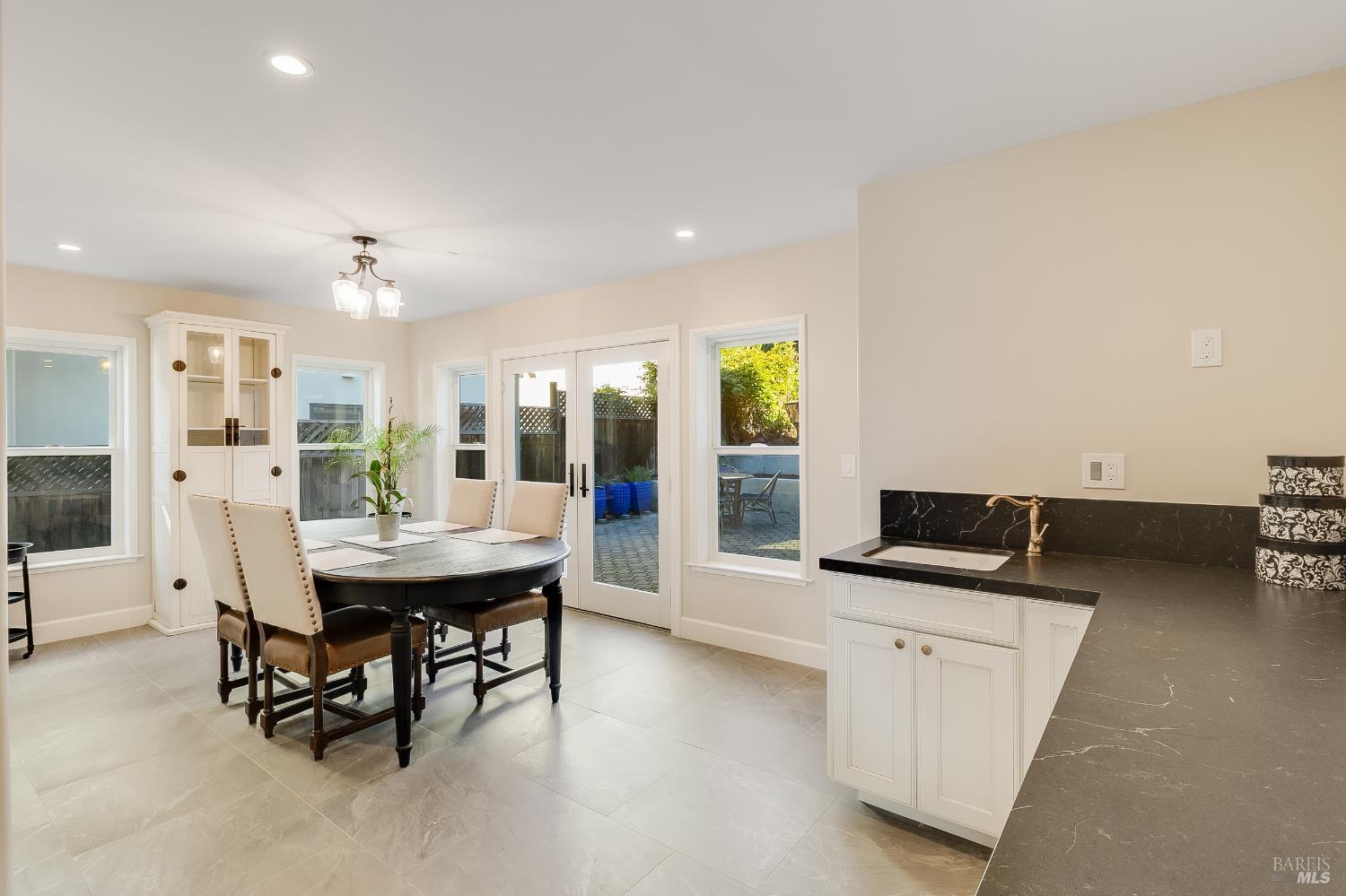 Detail Gallery Image 14 of 53 For 1185 W K St, Benicia,  CA 94510 - 4 Beds | 4 Baths