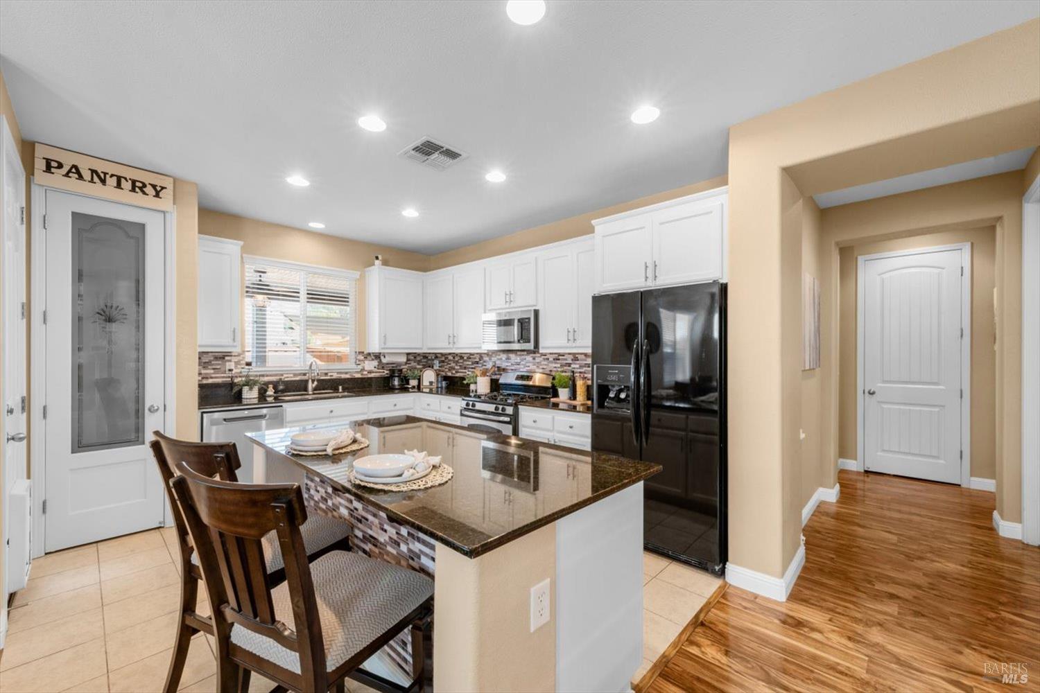 Detail Gallery Image 19 of 72 For 829 Embassy Cir, Vacaville,  CA 95688 - 3 Beds | 2 Baths