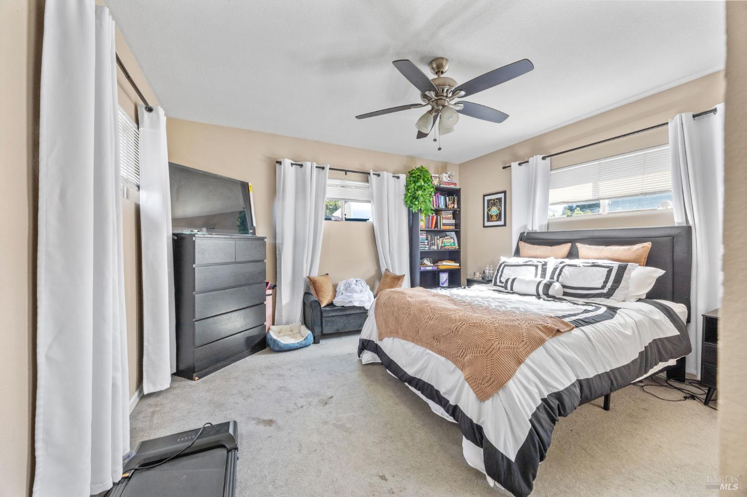 Detail Gallery Image 6 of 26 For 532 Almond Dr, Vallejo,  CA 94589 - 5 Beds | 3 Baths