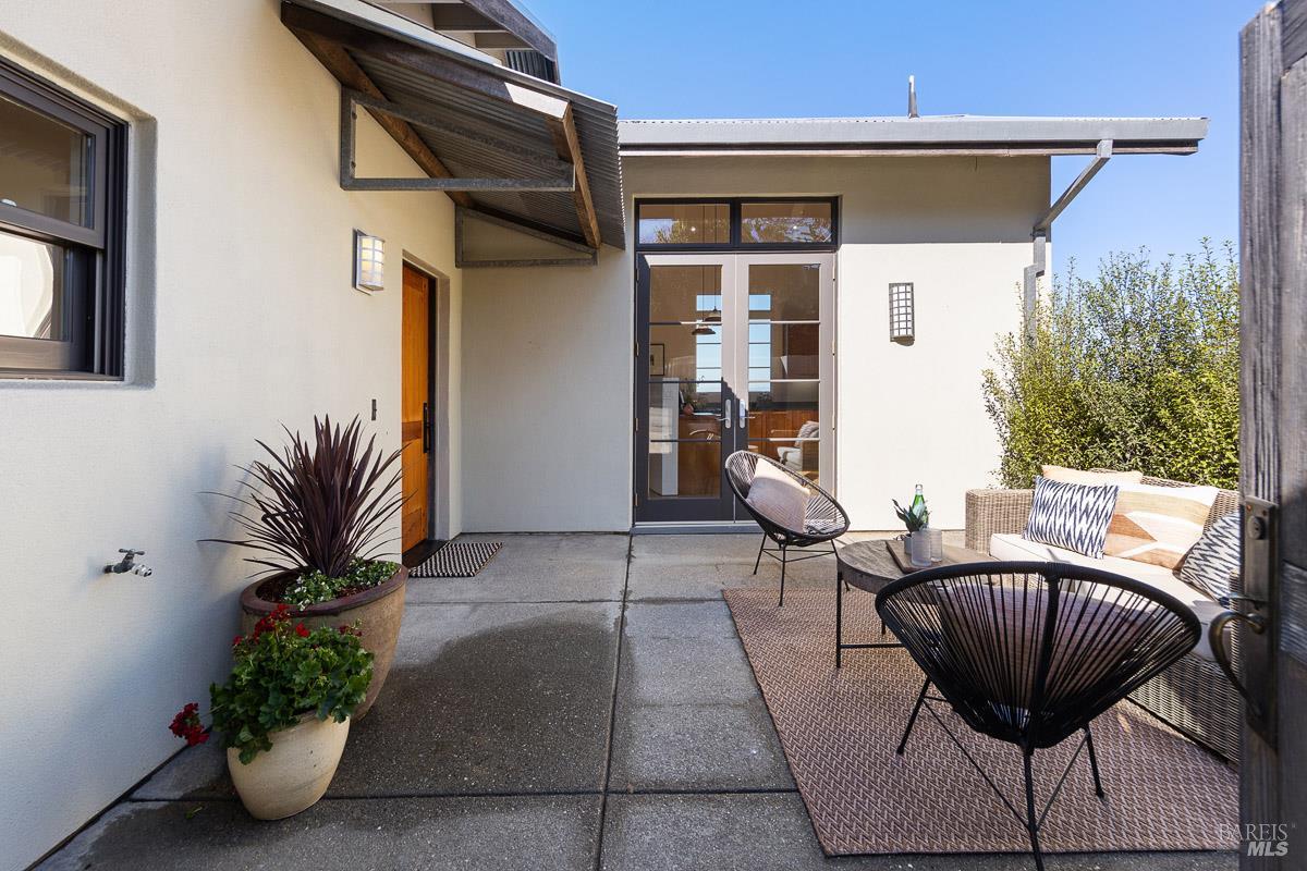 Detail Gallery Image 5 of 56 For 41 Vine Ave, Point Richmond,  CA 94801 - 2 Beds | 2/1 Baths