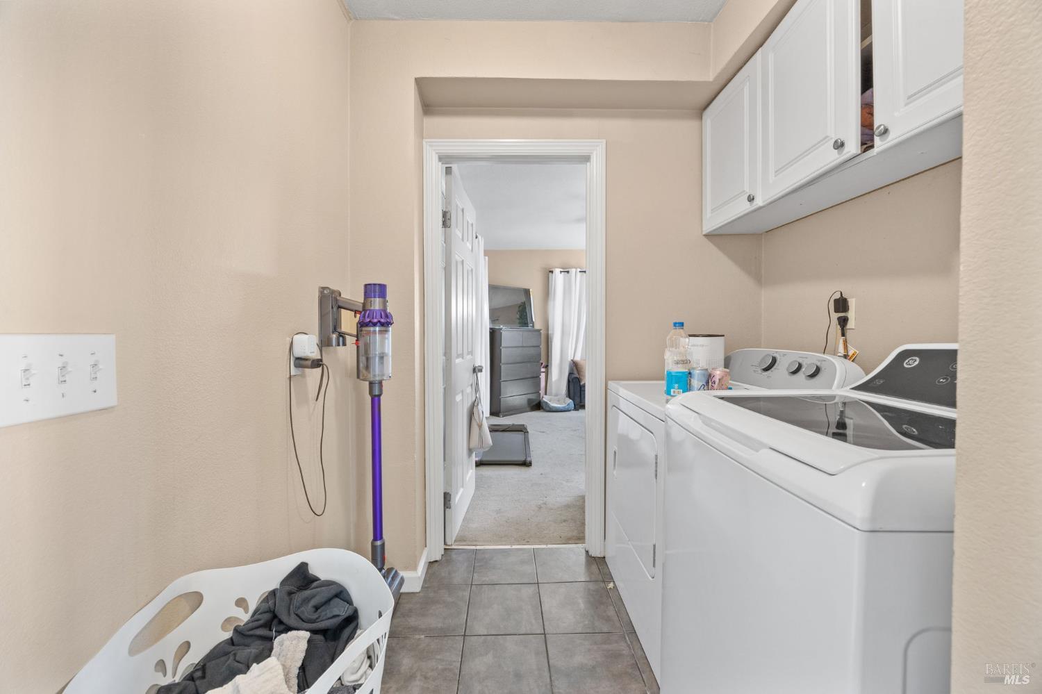 Detail Gallery Image 8 of 26 For 532 Almond Dr, Vallejo,  CA 94589 - 5 Beds | 3 Baths