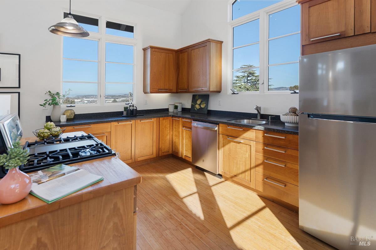 Detail Gallery Image 24 of 56 For 41 Vine Ave, Point Richmond,  CA 94801 - 2 Beds | 2/1 Baths