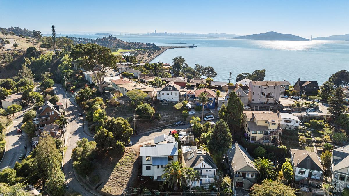 Detail Gallery Image 2 of 56 For 41 Vine Ave, Point Richmond,  CA 94801 - 2 Beds | 2/1 Baths