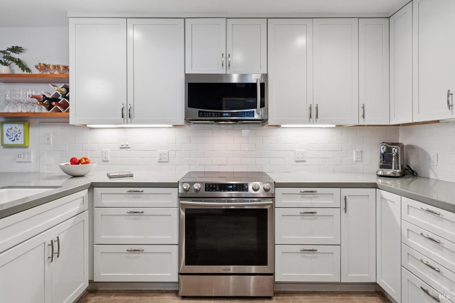 Detail Gallery Image 16 of 41 For 20 Woodoaks Dr, San Rafael,  CA 94903 - 3 Beds | 2/1 Baths