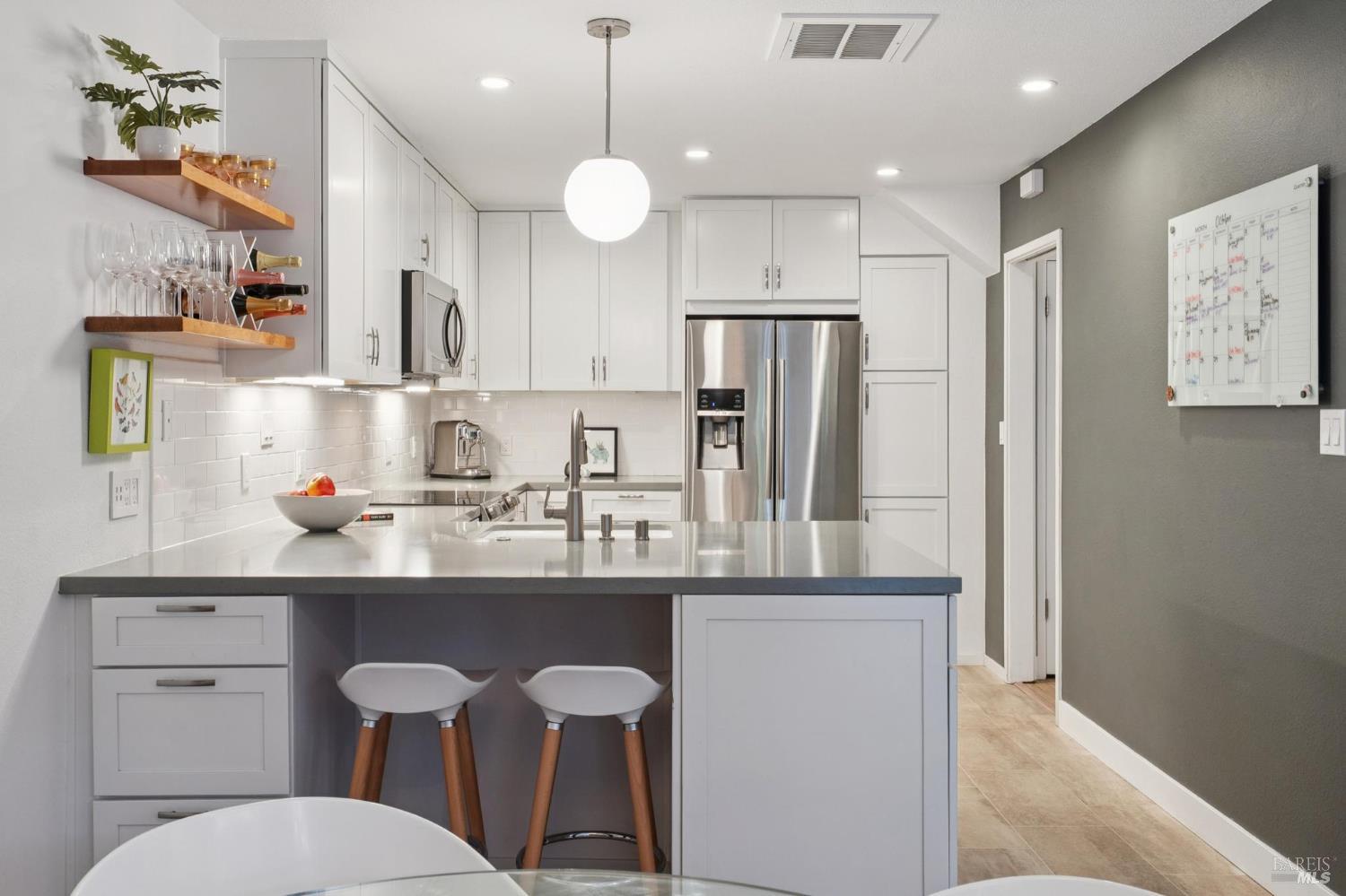 Detail Gallery Image 13 of 41 For 20 Woodoaks Dr, San Rafael,  CA 94903 - 3 Beds | 2/1 Baths