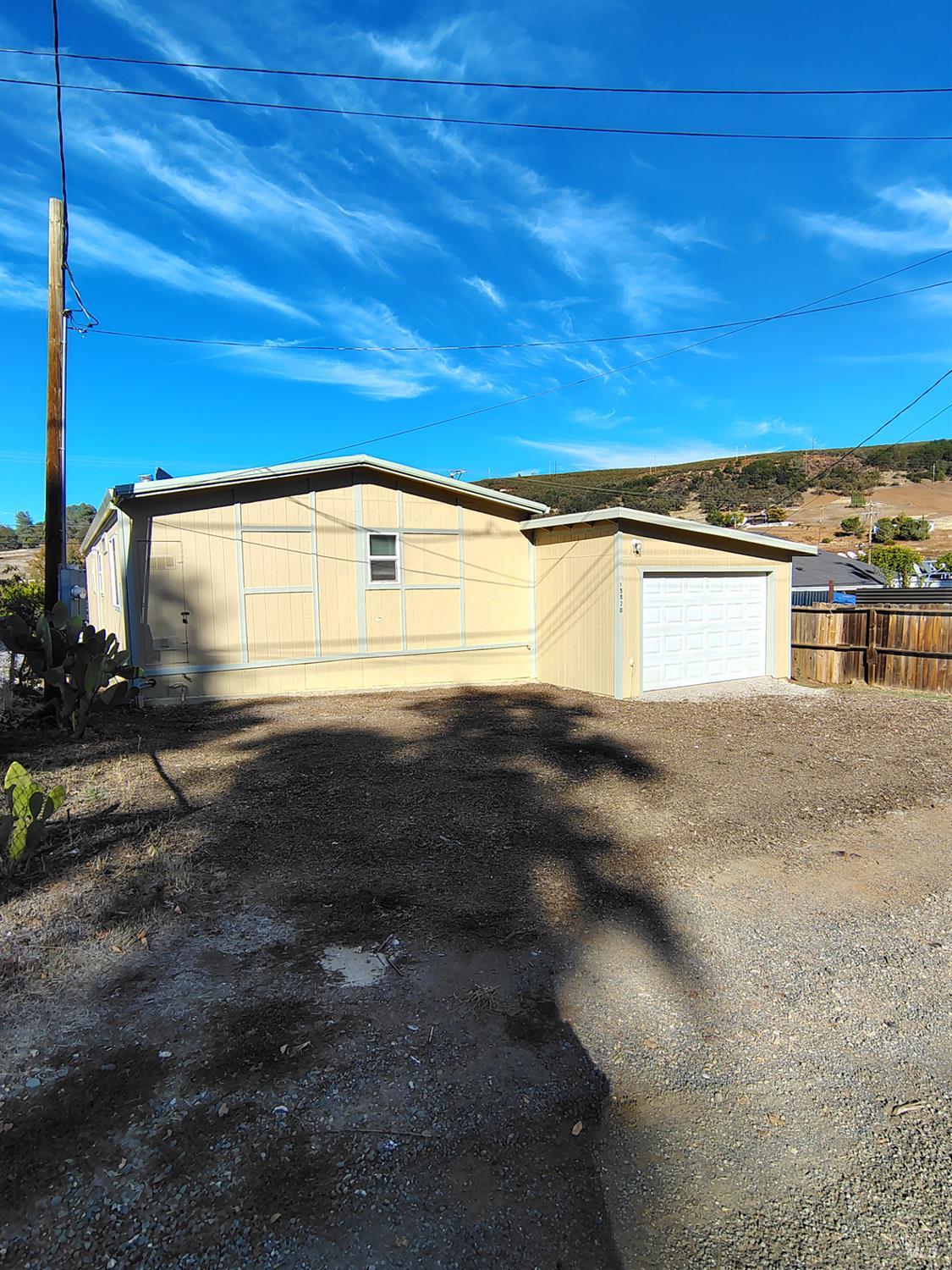 Detail Gallery Image 2 of 27 For 15970 Davis Ave, Clearlake,  CA 95422 - 3 Beds | 2 Baths