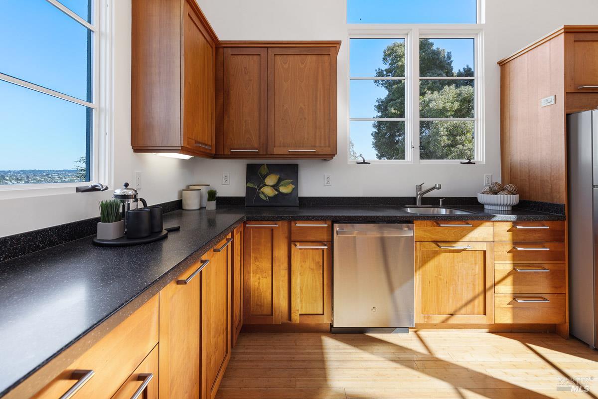 Detail Gallery Image 27 of 56 For 41 Vine Ave, Point Richmond,  CA 94801 - 2 Beds | 2/1 Baths