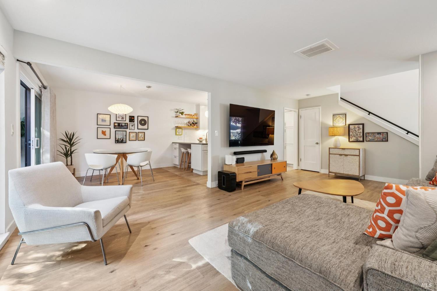 Detail Gallery Image 8 of 41 For 20 Woodoaks Dr, San Rafael,  CA 94903 - 3 Beds | 2/1 Baths