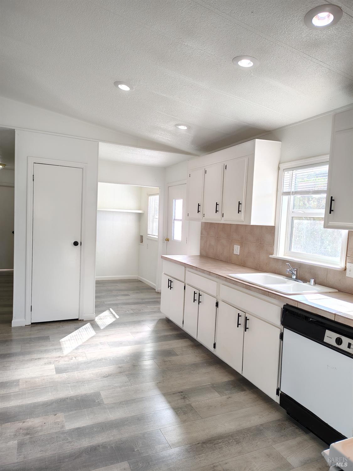 Detail Gallery Image 19 of 27 For 15970 Davis Ave, Clearlake,  CA 95422 - 3 Beds | 2 Baths