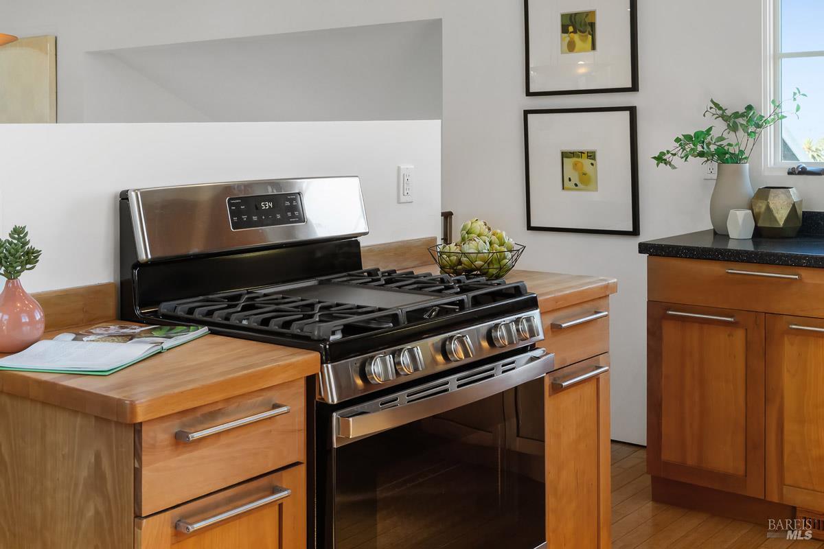 Detail Gallery Image 26 of 56 For 41 Vine Ave, Point Richmond,  CA 94801 - 2 Beds | 2/1 Baths