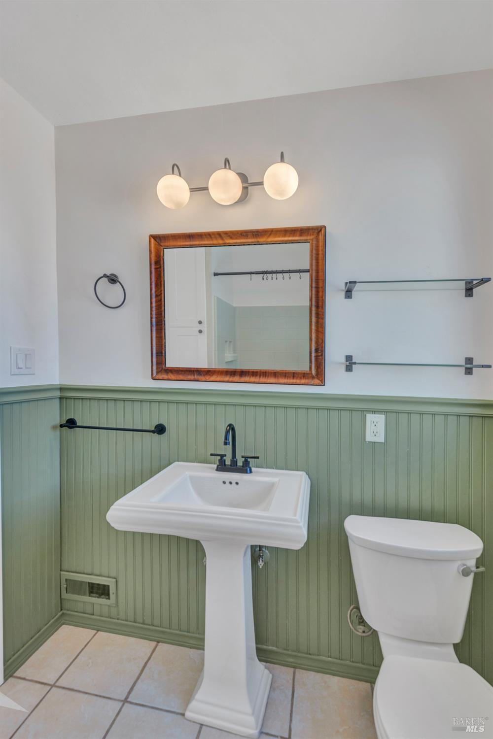 Detail Gallery Image 14 of 28 For 187 Fleming Ave, Vallejo,  CA 94590 - 4 Beds | 2/1 Baths