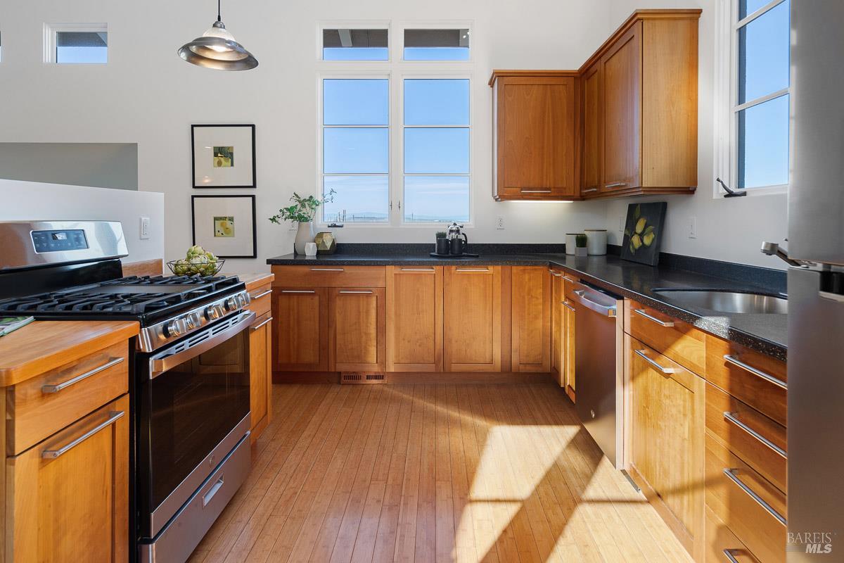 Detail Gallery Image 25 of 56 For 41 Vine Ave, Point Richmond,  CA 94801 - 2 Beds | 2/1 Baths