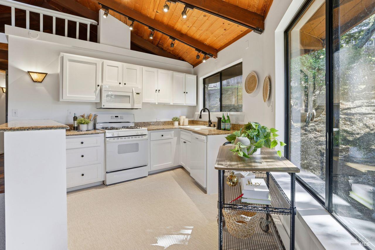 Detail Gallery Image 4 of 33 For 50 Oak Ave, Novato,  CA 94945 - 3 Beds | 2 Baths