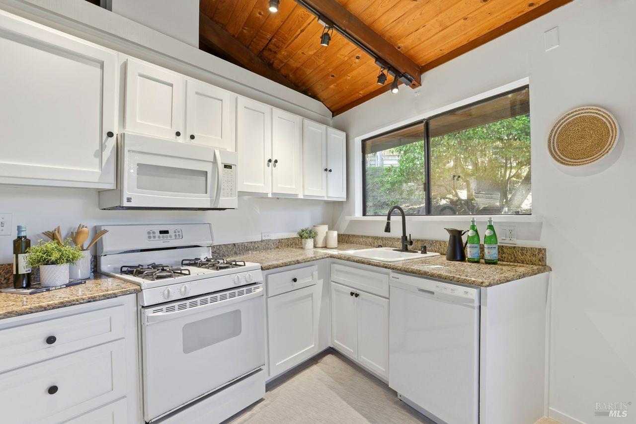 Detail Gallery Image 5 of 33 For 50 Oak Ave, Novato,  CA 94945 - 3 Beds | 2 Baths