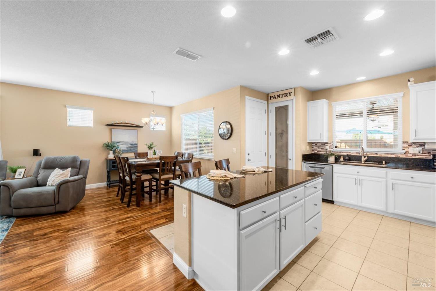 Detail Gallery Image 27 of 72 For 829 Embassy Cir, Vacaville,  CA 95688 - 3 Beds | 2 Baths