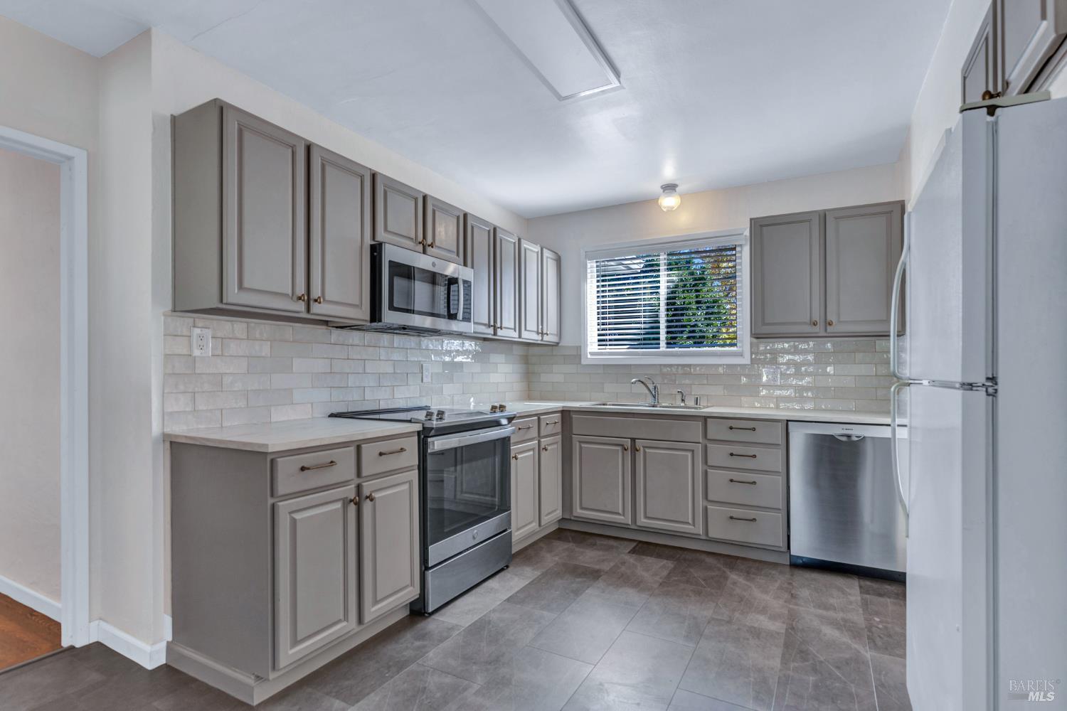 Detail Gallery Image 8 of 28 For 187 Fleming Ave, Vallejo,  CA 94590 - 4 Beds | 2/1 Baths