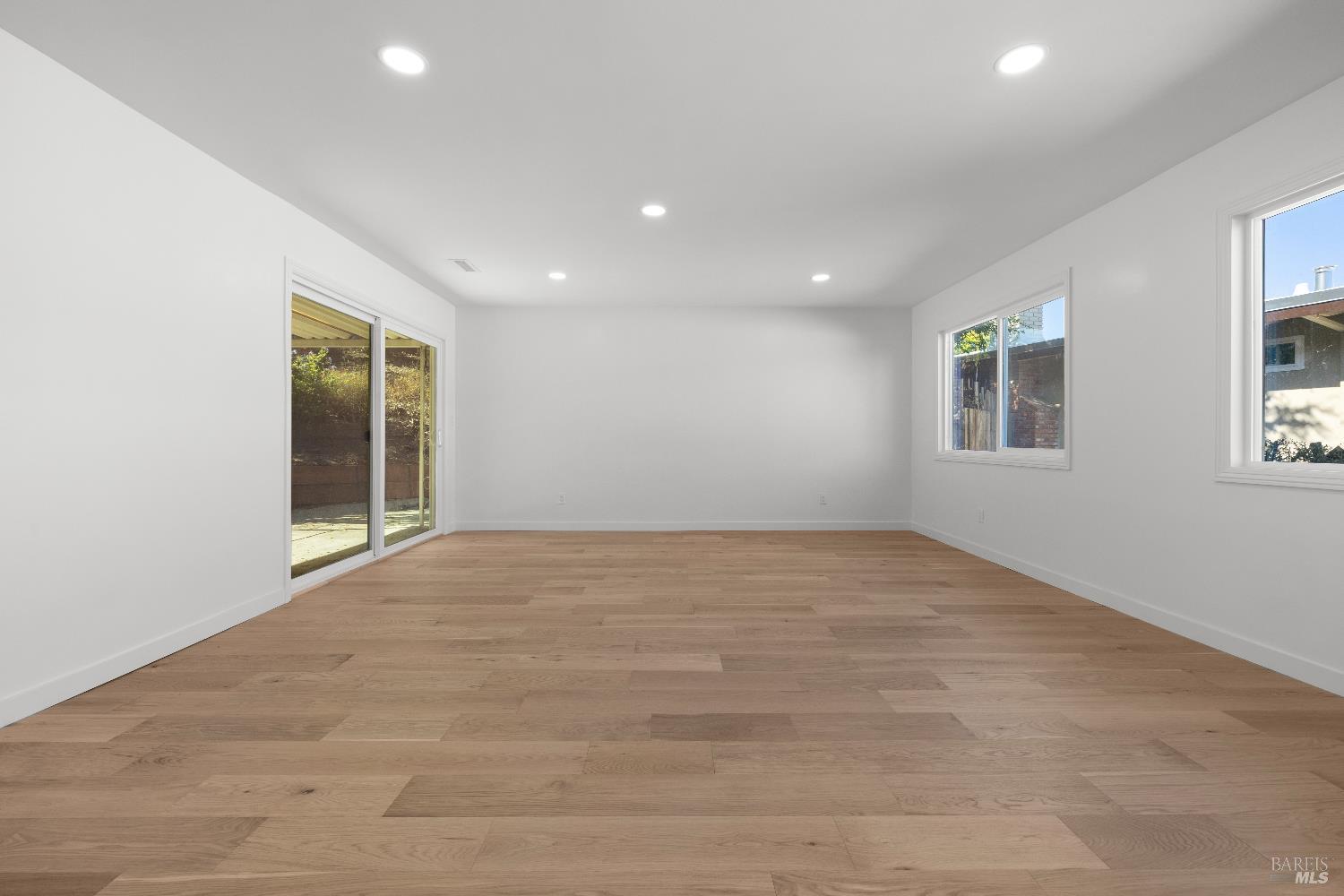 Detail Gallery Image 5 of 52 For 40 Leafwood Cir, San Rafael,  CA 94901 - 4 Beds | 5 Baths