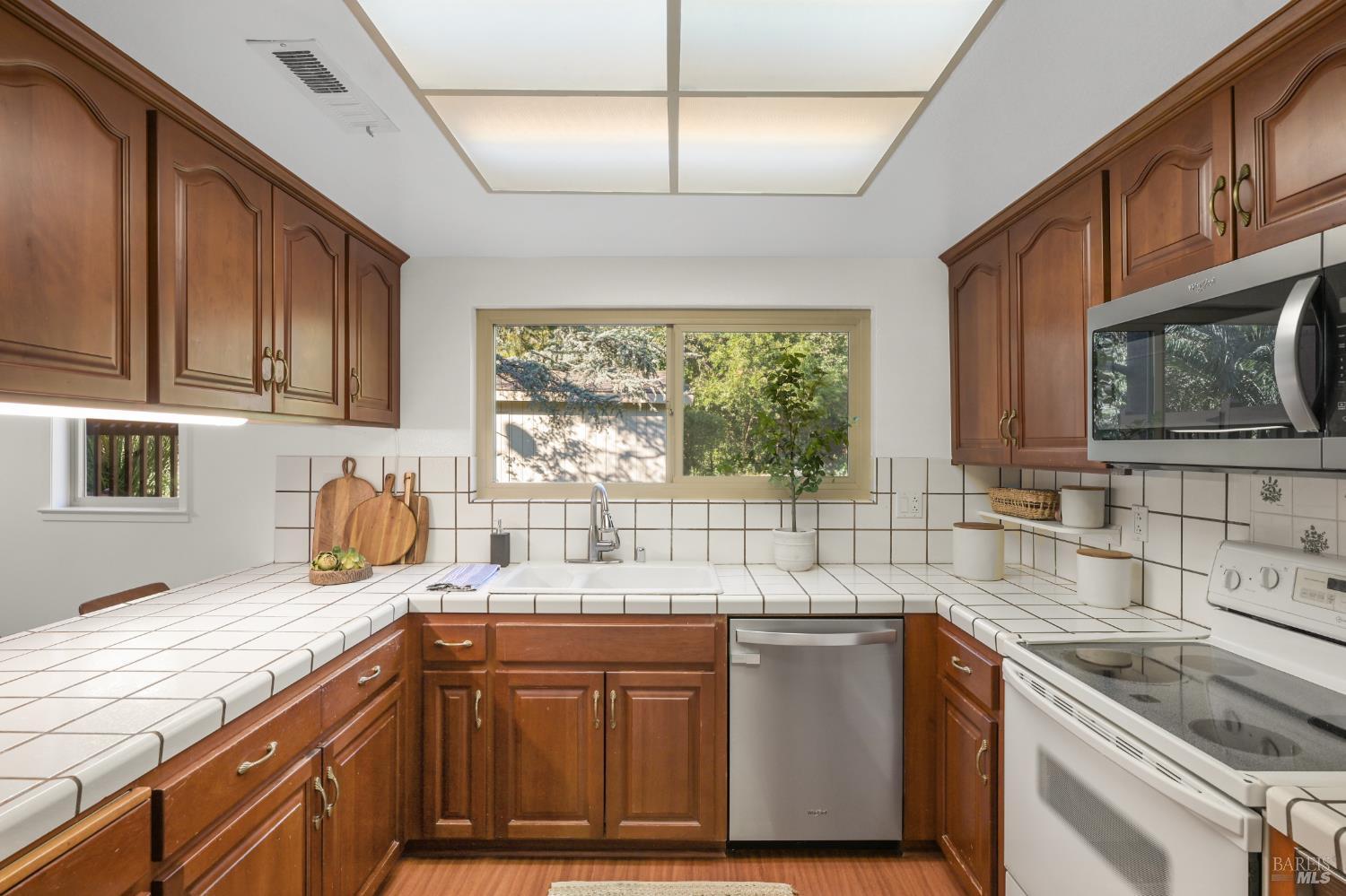 Detail Gallery Image 9 of 34 For 55 Salvatore Dr, Novato,  CA 94949 - 3 Beds | 2/1 Baths