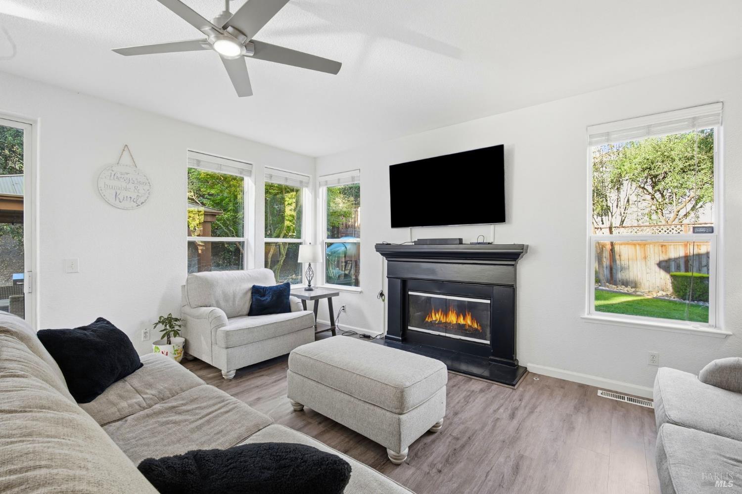 Detail Gallery Image 17 of 72 For 116 Yulupa Cir, Santa Rosa,  CA 95405 - 4 Beds | 3/1 Baths