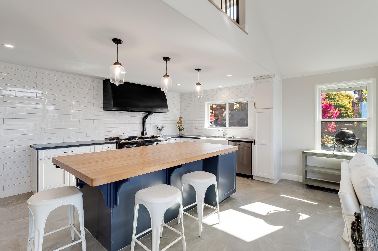 Detail Gallery Image 10 of 53 For 1185 W K St, Benicia,  CA 94510 - 4 Beds | 4 Baths