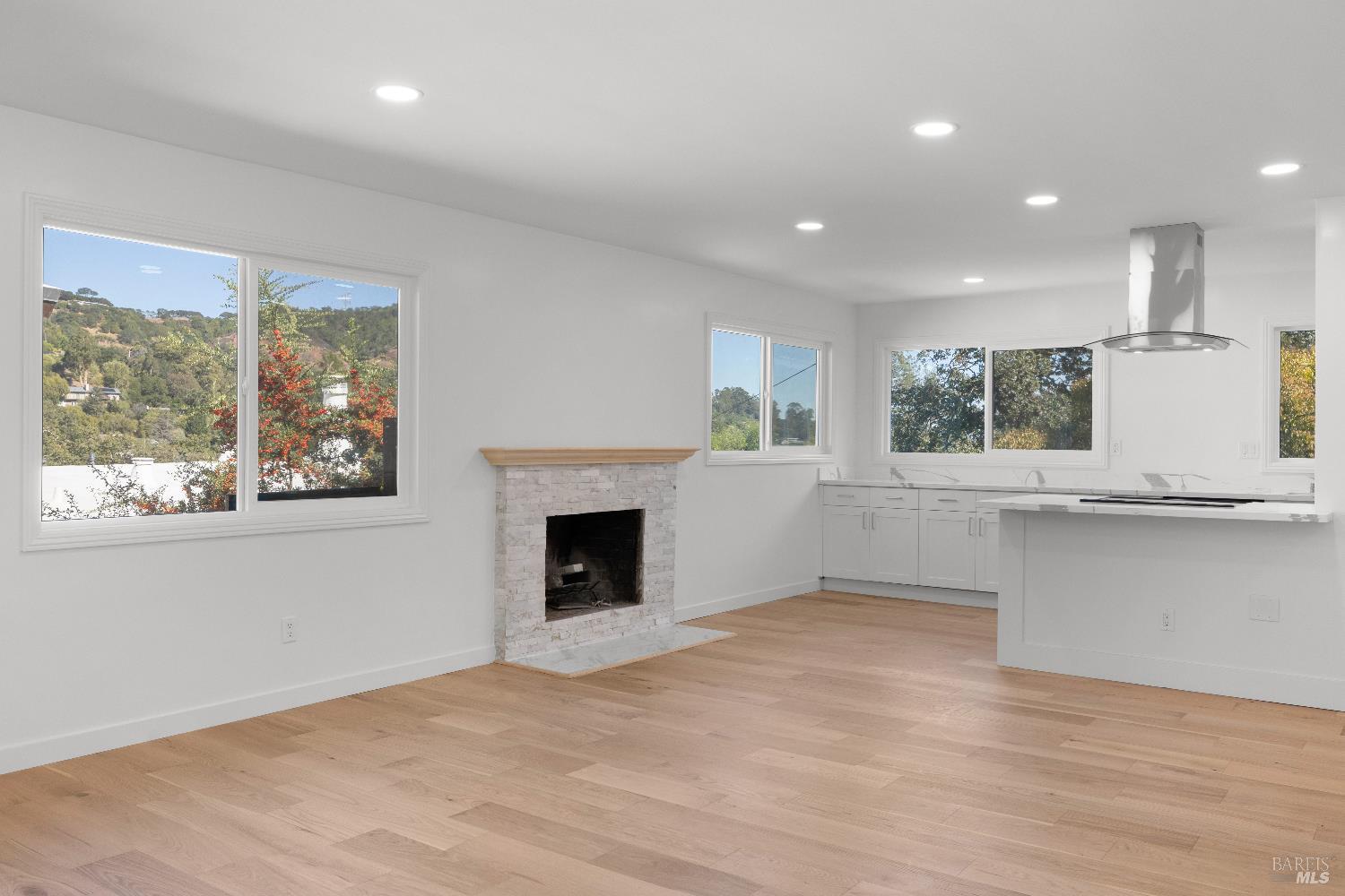 Detail Gallery Image 7 of 52 For 40 Leafwood Cir, San Rafael,  CA 94901 - 4 Beds | 5 Baths