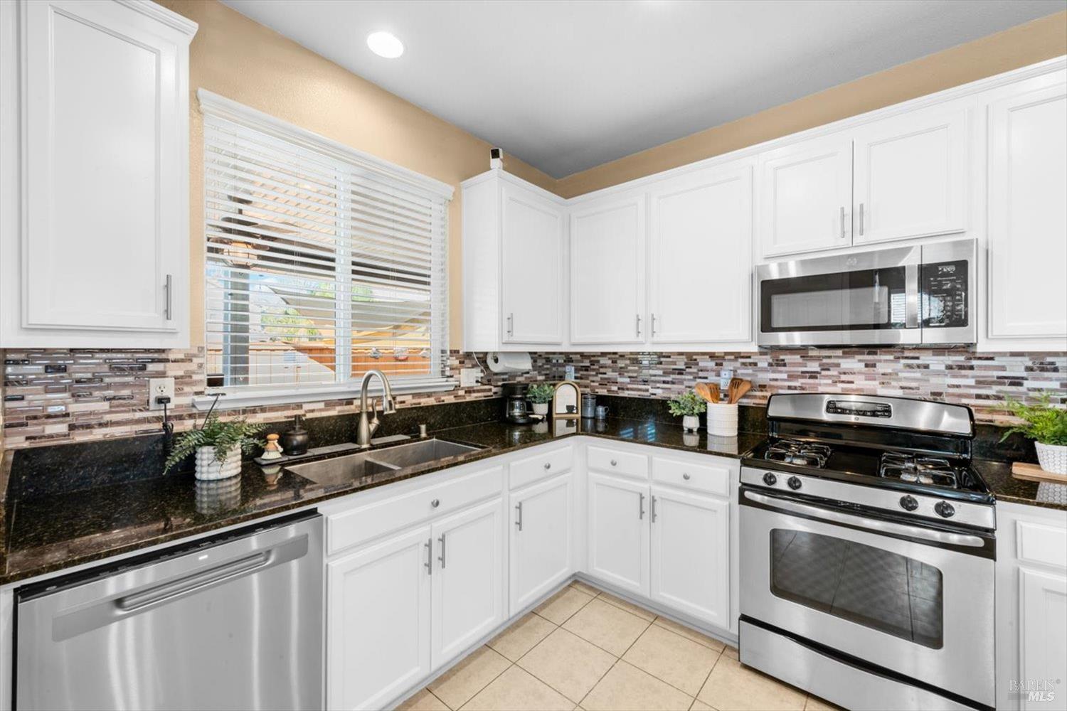 Detail Gallery Image 20 of 72 For 829 Embassy Cir, Vacaville,  CA 95688 - 3 Beds | 2 Baths