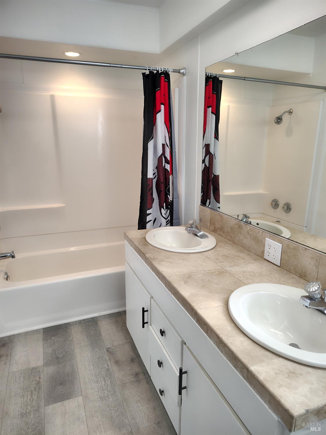 Detail Gallery Image 8 of 27 For 15970 Davis Ave, Clearlake,  CA 95422 - 3 Beds | 2 Baths