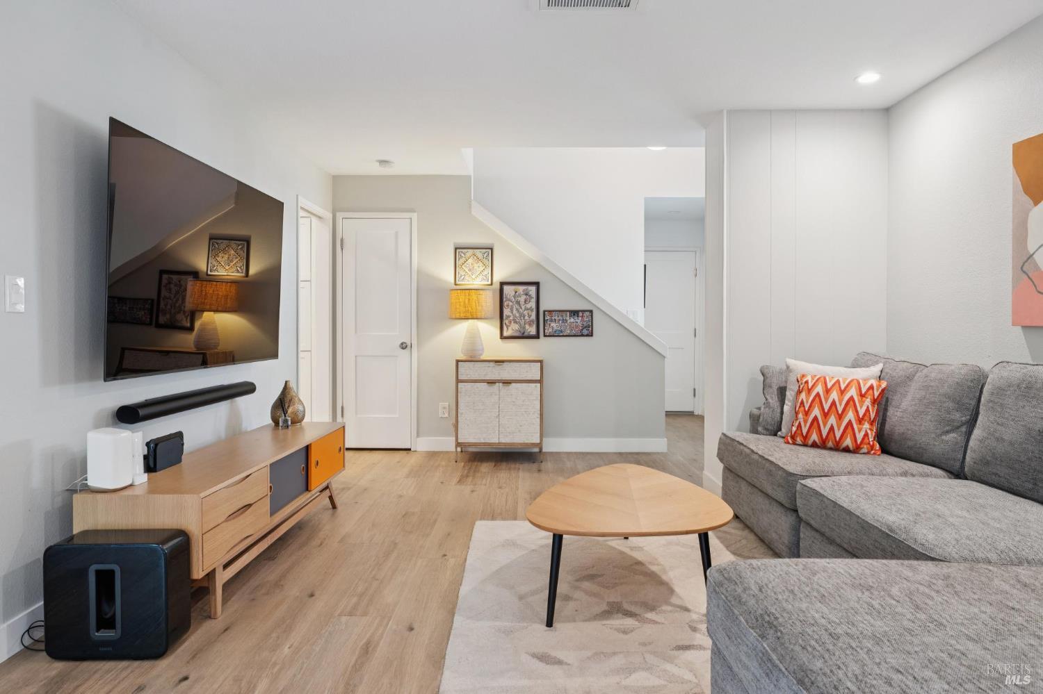 Detail Gallery Image 7 of 41 For 20 Woodoaks Dr, San Rafael,  CA 94903 - 3 Beds | 2/1 Baths