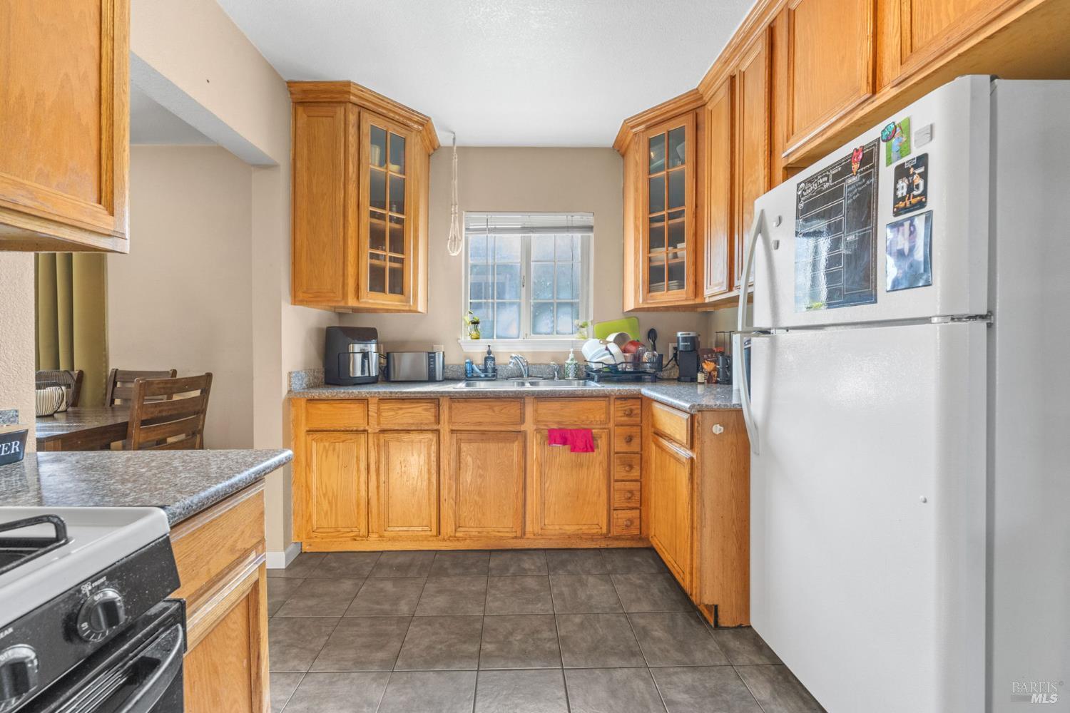 Detail Gallery Image 4 of 26 For 532 Almond Dr, Vallejo,  CA 94589 - 5 Beds | 3 Baths