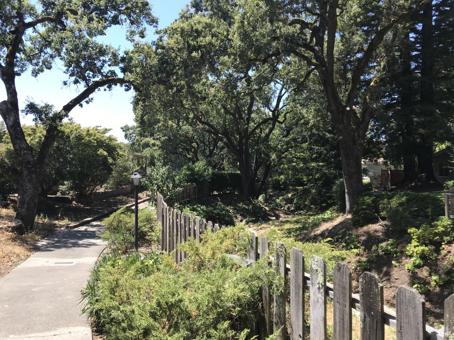 Detail Gallery Image 32 of 36 For 28 Springhill Ct, Santa Rosa,  CA 95409 - 3 Beds | 2 Baths