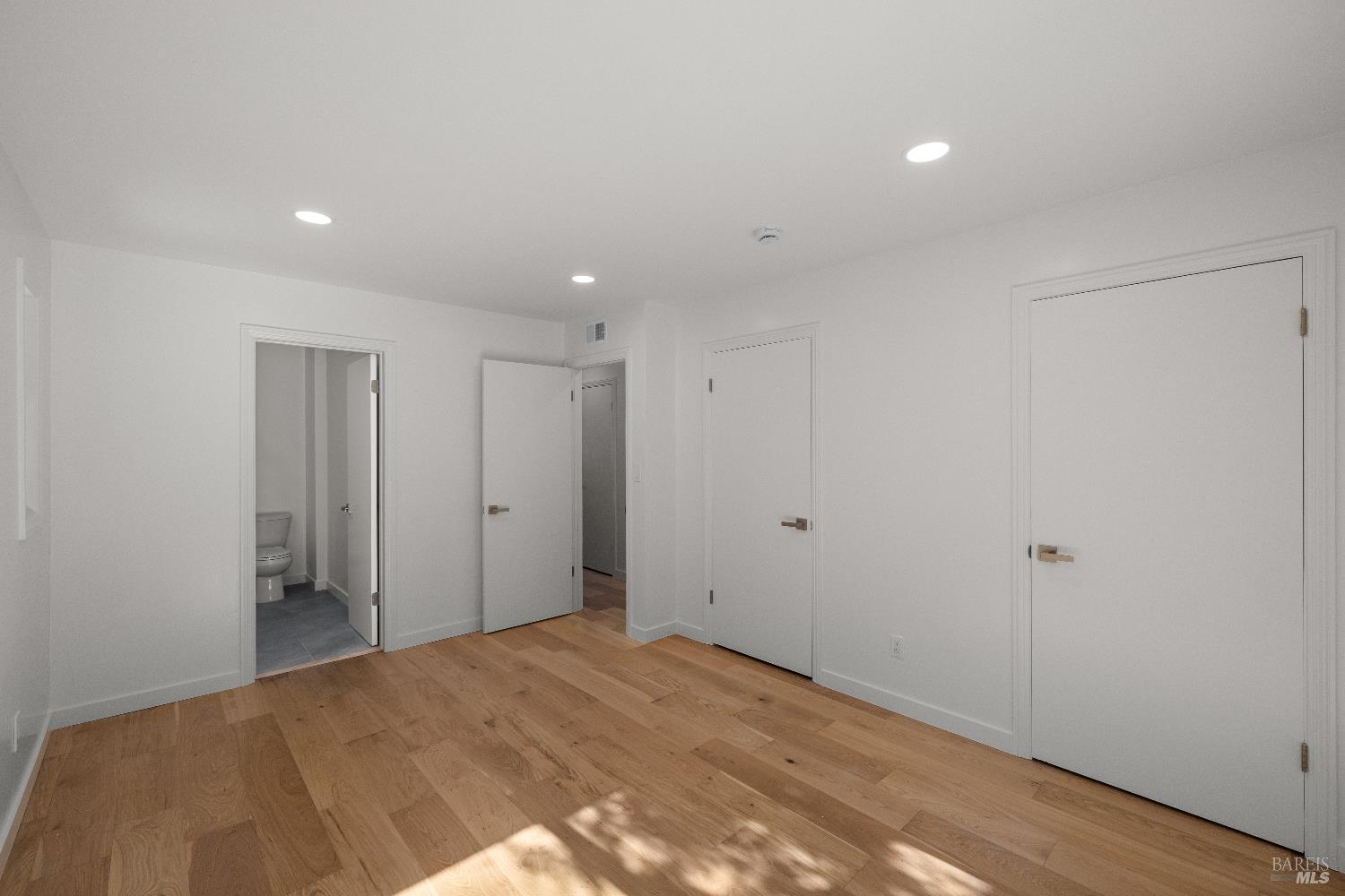 Detail Gallery Image 15 of 52 For 40 Leafwood Cir, San Rafael,  CA 94901 - 4 Beds | 5 Baths