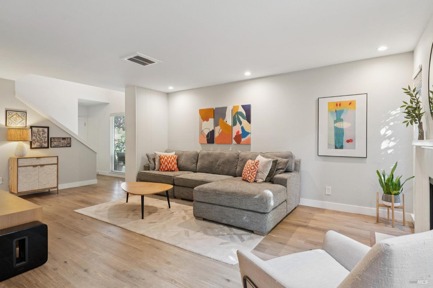 Detail Gallery Image 6 of 41 For 20 Woodoaks Dr, San Rafael,  CA 94903 - 3 Beds | 2/1 Baths