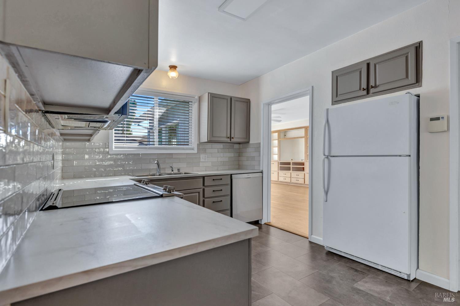 Detail Gallery Image 9 of 28 For 187 Fleming Ave, Vallejo,  CA 94590 - 4 Beds | 2/1 Baths