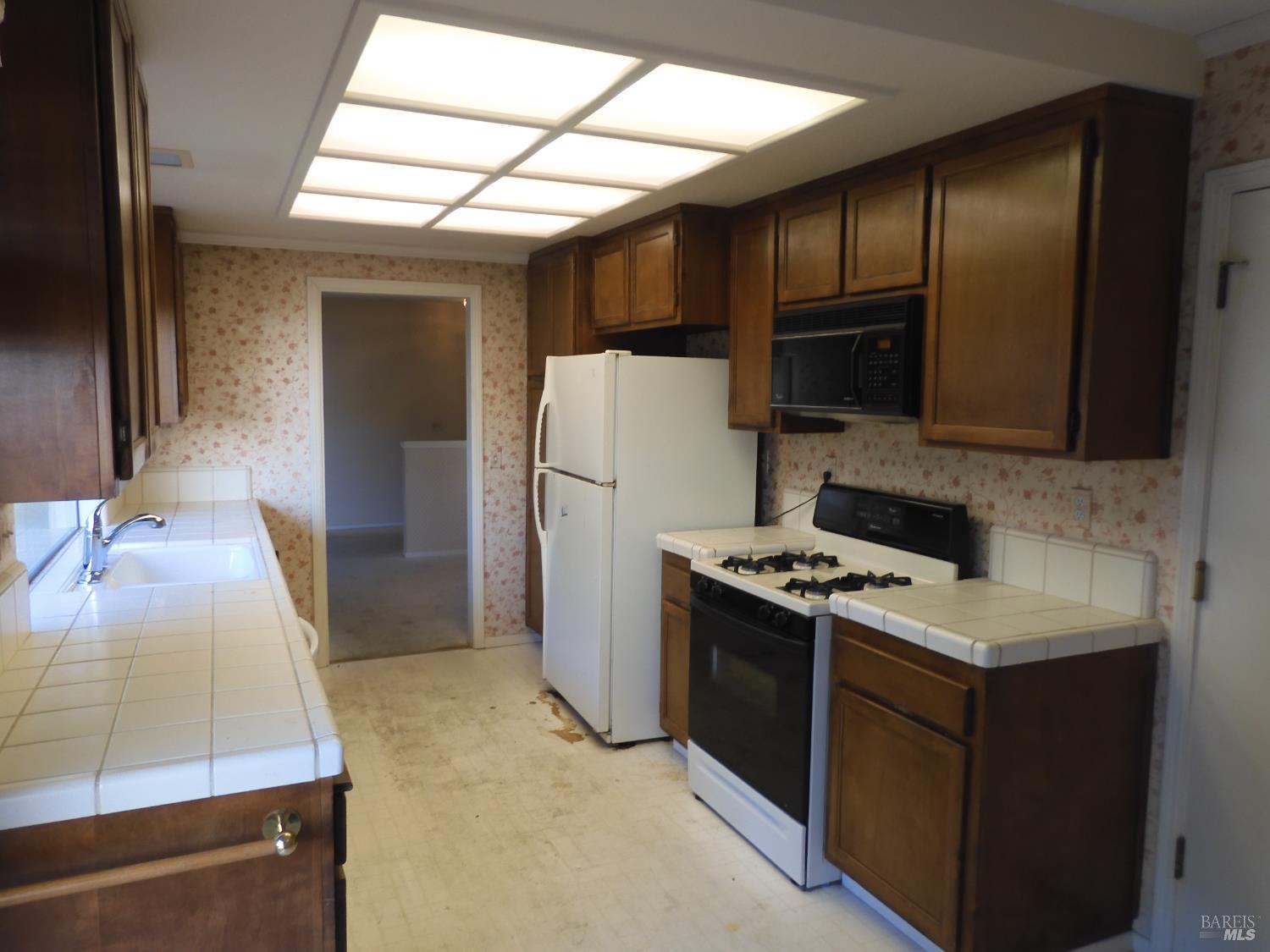 Detail Gallery Image 8 of 36 For 356 Singing Brook Cir, Santa Rosa,  CA 95409 - 2 Beds | 2 Baths