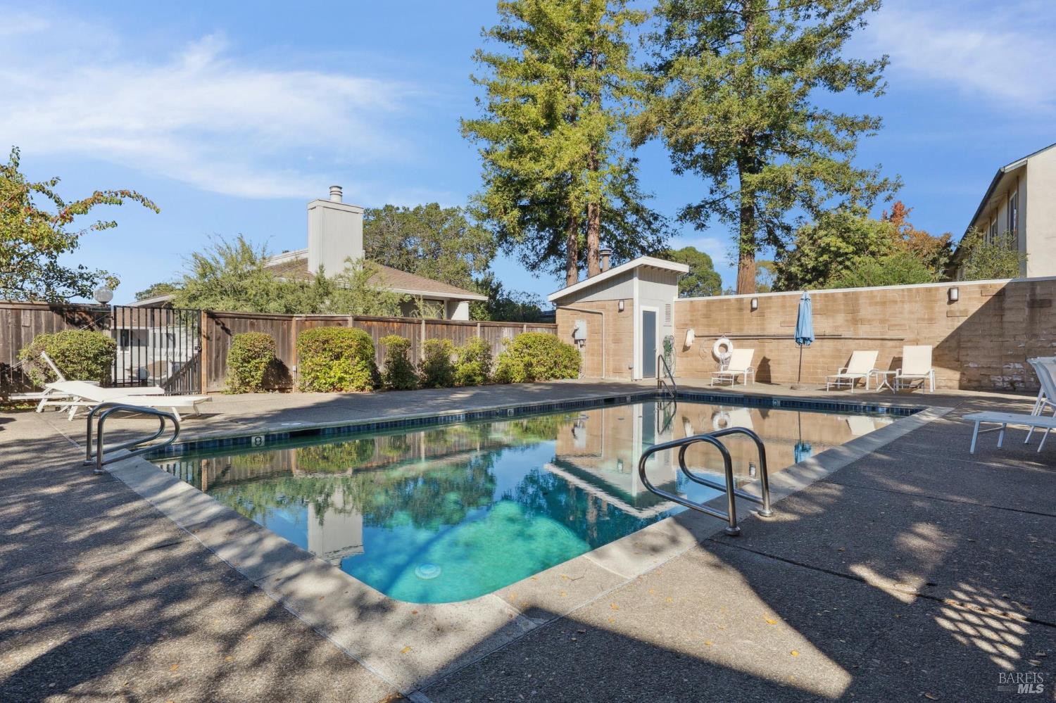 Detail Gallery Image 39 of 41 For 20 Woodoaks Dr, San Rafael,  CA 94903 - 3 Beds | 2/1 Baths