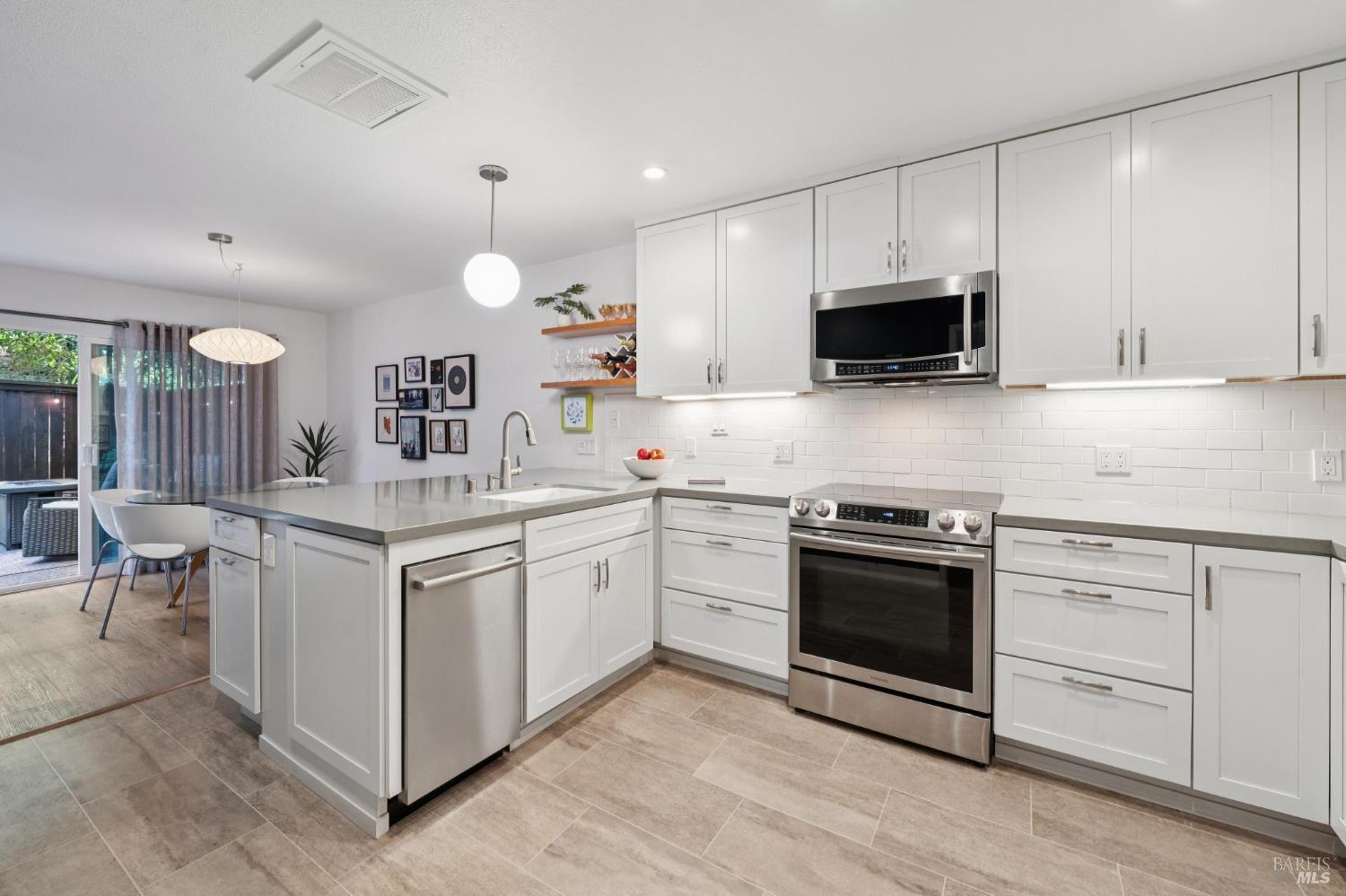 Detail Gallery Image 17 of 41 For 20 Woodoaks Dr, San Rafael,  CA 94903 - 3 Beds | 2/1 Baths