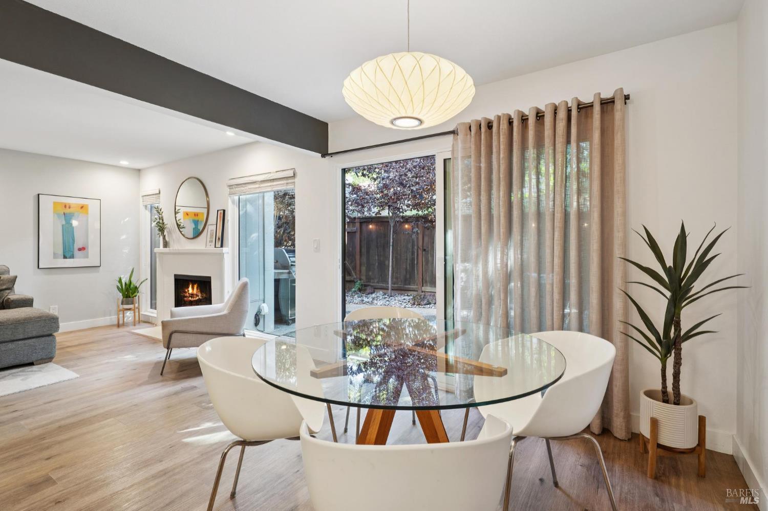 Detail Gallery Image 12 of 41 For 20 Woodoaks Dr, San Rafael,  CA 94903 - 3 Beds | 2/1 Baths