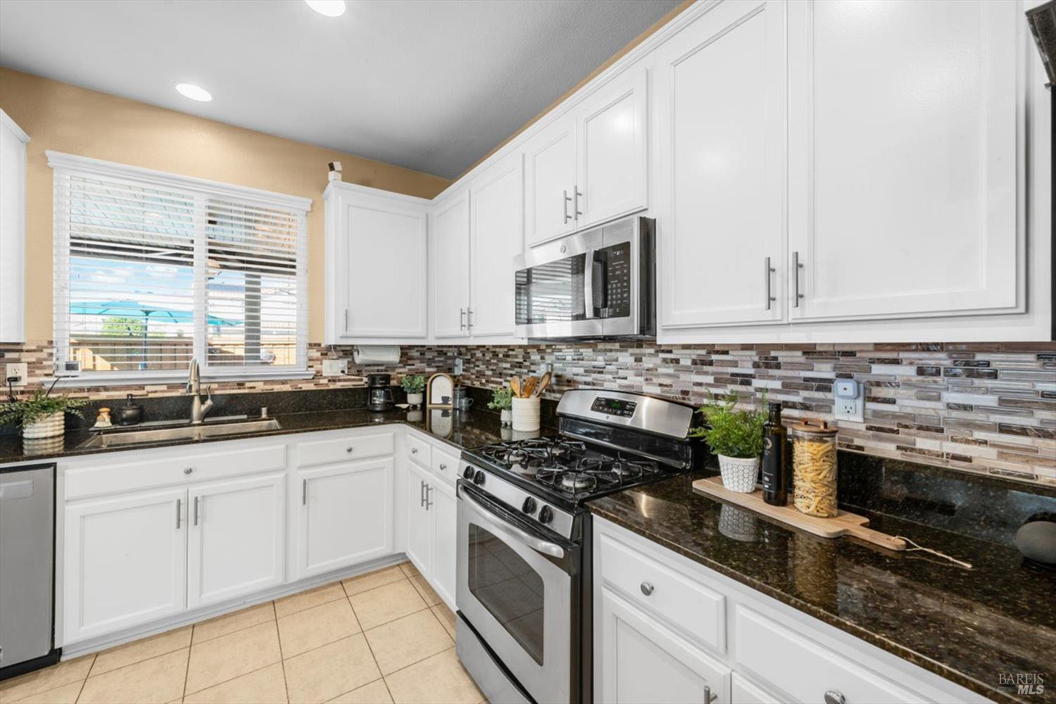 Detail Gallery Image 21 of 72 For 829 Embassy Cir, Vacaville,  CA 95688 - 3 Beds | 2 Baths